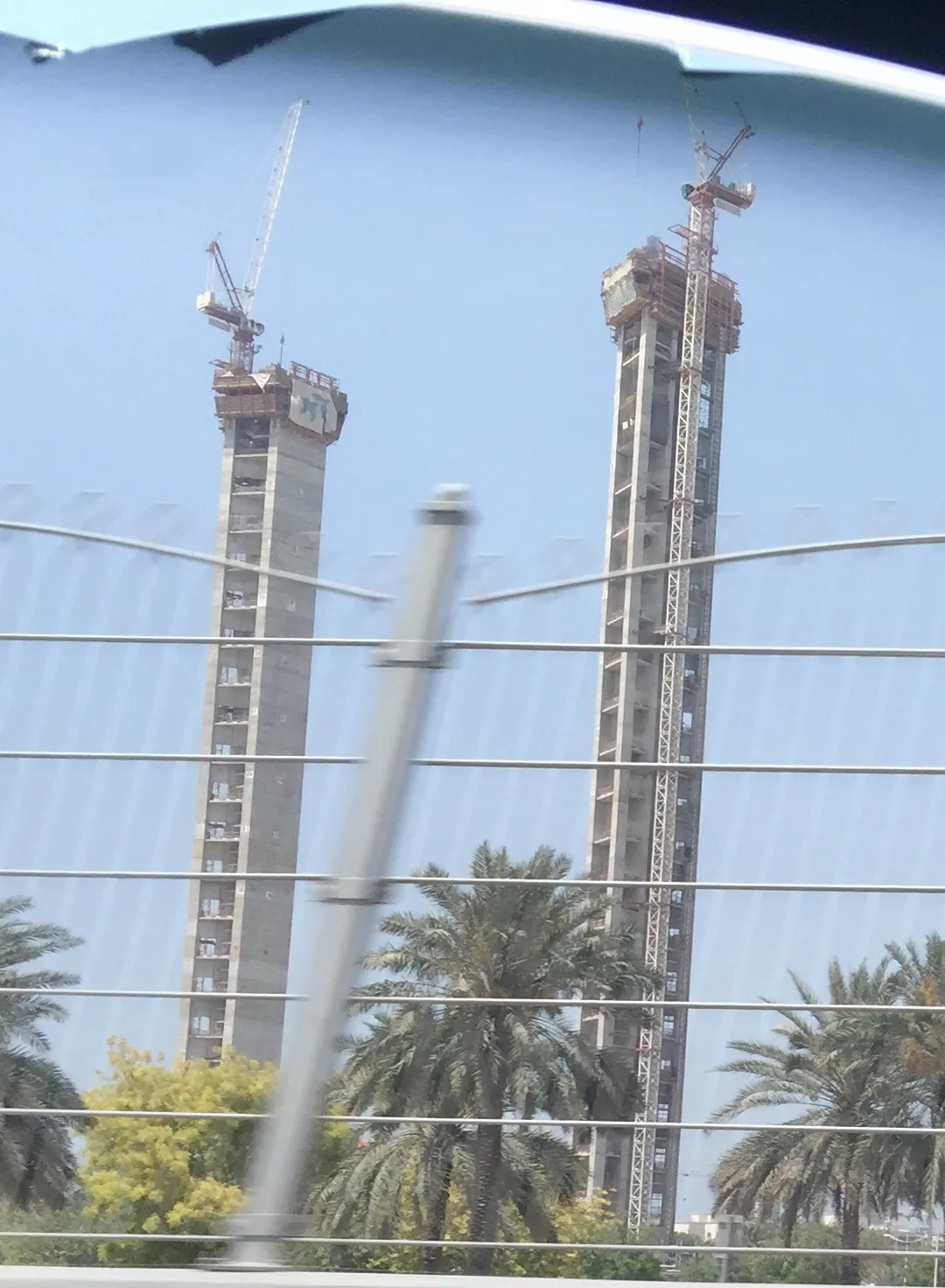 Dubai Frame на стройке в апреле 2015 года: видны голые стальные опоры без золотой облицовки, строительные краны рядом