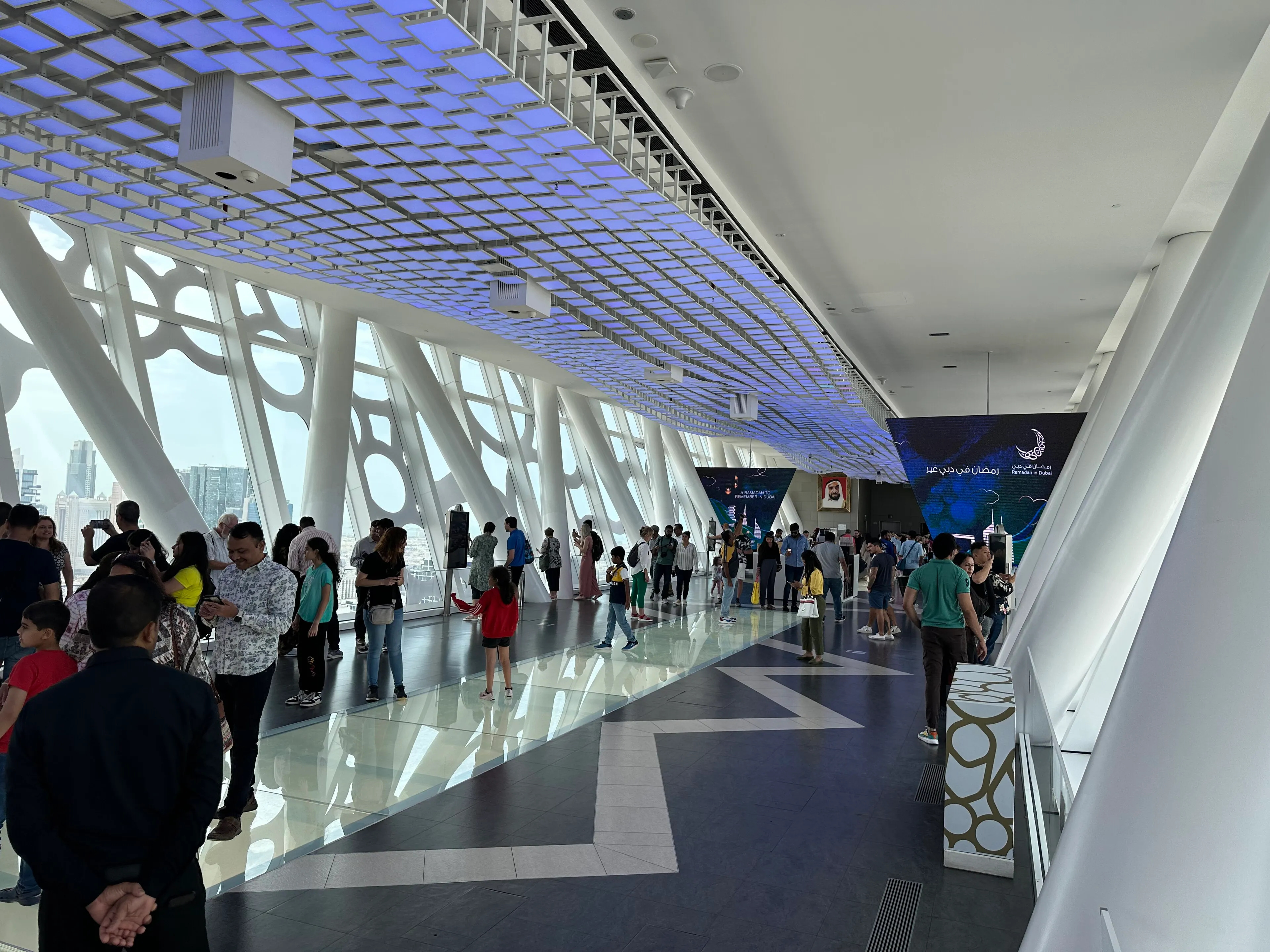 Смотровая площадка Dubai Frame изнутри: панорамные окна во всю стену, за ними видны небоскрёбы Дубая